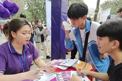 Thí sinh tham gia chương trình tư vấn tuyển sinh của các trường đại học. (Ảnh: PV/Vietnam+)