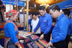 Ban tổ chức thăm gian hàng giới thiệu sản phẩm của các thanh niên. (Ảnh: Vietnam+)