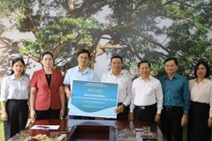 Nhà xuất bản Giáo dục Việt Nam hỗ trợ sách giáo khoa cho học sinh, nhà trường vùng lũ. (Ảnh: PV/Vietnam+)