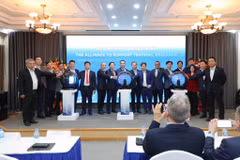 Các đại biểu chụp ảnh trong lễ ra mắt Liên minh Bán dẫn. (Ảnh: BTC)