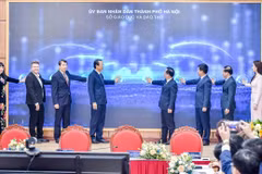 Các đại biểu thực hiện nghi thức kích thức kích hoạt "Tháng tự học ngoại ngữ" năm 2025. (Ảnh: Sở GD-ĐT Hà Nội)