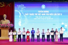 Ban tổ chức trao giải thưởng Thầy thuốc trẻ Việt Nam tiêu biểu cho các cá nhân. (Ảnh: Minh Đức/TTXVN)