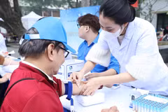 Các thầy thuốc trẻ khám bệnh miễn phí cho người dân. (Ảnh: PV/Vietnam+)