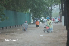 Nhiều tuyến đường của thành phố Hà Nội "chìm" trong biển nước do cường độ mưa lớn. (Ảnh: Hoài Nam/Vietnam+)