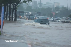 Đường phố Hà Nội chìm trong biển nước. (Ảnh: Hoài Nam)