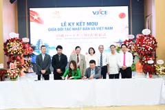 Ông Ngô Văn Hoan – Phó Tổng Giám đốc Nhà xuất bản Giáo dục Việt Nam và bà Lê Thương - Giám đốc Trung tâm Xúc tiến Hợp tác Văn hoá, Giáo dục Việt Nam - Nhật Bản ký kết thoả thuận hợp tác. (Ảnh: NXBGDVN)