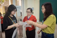 Thí sinh Hà Nội làm thủ tục dự thi vào lớp 10. (Ảnh: Hoài Nam/Vietnam+)