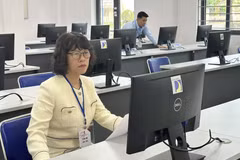 Cán bộ coi thi đánh giá tư duy kiểm tra máy tính trước giờ thi. (Ảnh: PV/Vietnam+)