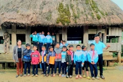 Dẫn học sinh đi trải nghiệm tìm hiểu văn hóa địa phương của đồng bào Cơtu. (Ảnh: NVCC)