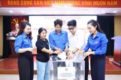 Cán bộ đoàn, đoàn viên thanh niên ủng hộ đồng bào bị ảnh hưởng bởi bão Bualoi. (Ảnh: Minh Đức/TTXVN) 