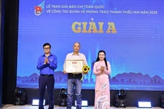 Bí thư thứ nhất Trung ương Đoàn Bùi Quang Huy trao giải A thể loại Ảnh báo chí cho tác giả Vũ Minh Đức với tác phẩm “Những thầy, cô giáo trẻ gieo chữ nơi vùng cao biên giới Sơn La” của đơn vị Thông tấn xã Việt Nam. (Ảnh: TTXVN phát)