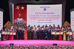 Các đại biểu chụp ảnh cùng tập thể, cá nhân được nhận bằng khen của Thủ tướng Chính phủ. (Ảnh: Thanh Tùng/TTXVN)