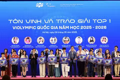 Ban tổ chức trao giải cho các thí sinh tốp 1 toàn quốc. (Ảnh: BTC)