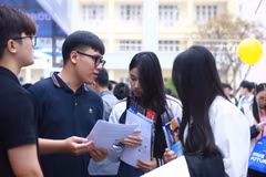 Thí sinh tìm hiểu thông tin về Trường Đại học Luật Hà Nội. (Ảnh: Vietnam+)
