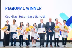 Đội thi đến từ Trường Trung học cơ sở Cầu Giấy (Hà Nội) giành Giải Nhất với dự án sử dụng AI hỗ trợ học tiếng Anh cho trẻ em tại Làng trẻ em SOS. (Ảnh: BTC)