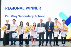 Đội thi đến từ Trường Trung học cơ sở Cầu Giấy (Hà Nội) giành Giải Nhất với dự án sử dụng AI hỗ trợ học tiếng Anh cho trẻ em tại Làng trẻ em SOS. (Ảnh: BTC)