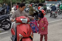 Học sinh Hà Nội đi học trong ngày giá rét. (Ảnh: PV/Vietnam+)
