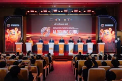 Ban tổ chức và các đại biểu thực hiện nghi thức khởi động cuộc thi. (Ảnh: PV/Vietnam+)