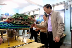 Thứ trưởng Bộ Giáo dục và Đào tạo đến thăm trường bị ảnh hưởng bởi mưa bão tại Huế. (Ảnh: Bộ GD-ĐT)
