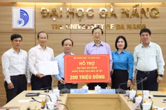 Thứ trưởng Thường trực Bộ Giáo dục và Đào tạo Phạm Ngọc Thưởng cũng đã trao số tiền hỗ trợ 200 triệu đồng cho Đại học Đà Nẵng. (Ảnh: PV/Vietnam+)