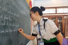 Giờ dạy của giáo viên Trường Trung học cơ sở Pom Lót, tỉnh Điện Biên. (Ảnh: Phạm Mai/Vietnam+)