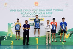 Ban tổ chức trao giải cho các học sinh ở môn bóng bàn, trong đó học sinh Hà Nội giành huy chương Bạc. (Ảnh: Vietnam+)