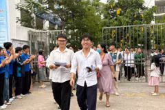 Những thí sinh đầu tiên rời điểm thi Trường Trung học cơ sở Linh Đàm, Hoàng Liệt sau buổi thi môn Toán. (Ảnh: Phạm Mai/Vietnam+)