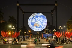 Mô hình thu hút sự tham quan của đông đảo người dân Hà Nội, nhất là giới trẻ. (Ảnh: PV/Vietnam+)