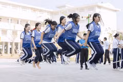 Khảo sát cho thấy học sinh nữ bậc trung học cơ sở ít tham gia hoạt động thể chất ngoài giờ chính khóa ở trường học. (Nguồn: Vietnam+)