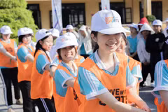 Học sinh nữ hào hứng tham gia ngày hội "Nữ sinh năng động". (Ảnh: Vietnam+)