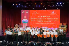 Ban tổ chức cùng các đội thi chụp ảnh tại lễ khai mạc. (Ảnh: Bộ GD-ĐT)