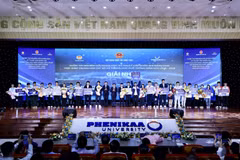 Ban tổ chức trao giải cho các dự án đoạt giải cuộc thi nghiên cứu khoa học kỹ thuật. (Ảnh: Bộ GD-ĐT)