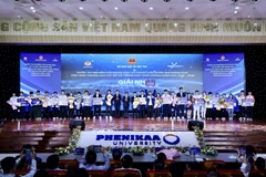 Ban tổ chức trao giải cho các dự án. (Ảnh: Bộ GD-ĐT)