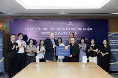 Đại diện Nhà xuất bản Đại học Oxford trao bảng chứng nhận Oxford Quality Gold cho đại diện Hệ thống phổ thông FPT. (Ảnh: FPT)