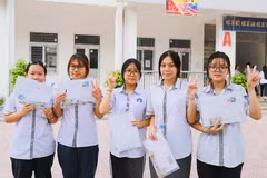 Thí sinh Hà Nội dự thi lớp 10 môn Ngữ văn tại điểm thi Trường Trung học phổ thông Đoàn Kết - Hai Bà Trưng. (Ảnh: Khánh Hòa/TTXVN)