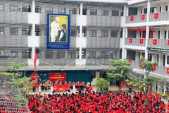 Trường học nhuộm sắc đỏ, hướng về ngày hội thống nhất non sông 