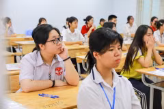 Thí sinh dự thi vào lớp 10 tại Hà Nội. (Ảnh: TTXVN)