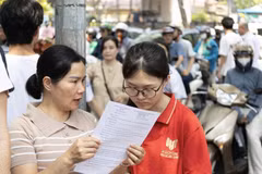 Thí sinh rời trường thi sau buổi thi môn Toán vào lớp 10 tại Hà Nội. (Ảnh: Hoài Nam/Vietnam+)