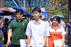 Thí sinh rời trường thi sau buổi thi môn Toán. (Ảnh: Hoài Nam/Vietnam+)