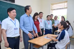 Thứ trưởng Phạm Ngọc Thưởng động viên thí sinh. (Ảnh: PV/Vietnam+)