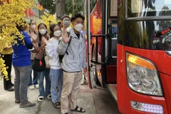 Sinh viên háo hức lên các chuyến xe về quê đón Tết. (Ảnh: Hồng Giang/TTXVN)
