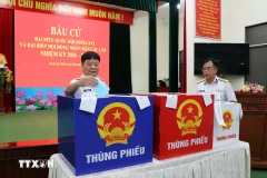 Cử tri Thành phố Hồ Chí Minh bỏ phiếu bầu đại biểu Quốc hội và Hội đồng Nhân dân các cấp. (Ảnh: TTXVN)