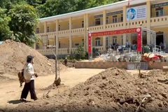 Trường Phổ thông dân tộc bán trú tiểu học Bắc Lý 2, xã Bắc Lý, tỉnh Nghệ An ngổn ngang với đống bùn đất chất cao. (Ảnh: CTV/Vietnam+)