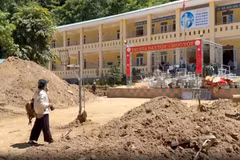 Trường Phổ thông dân tộc bán trú tiểu học Bắc Lý 2, xã Bắc Lý, tỉnh Nghệ An ngổn ngang với đống bùn đất chất cao. (Ảnh: CTV/Vietnam+)