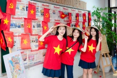 Học sinh Trường Trung học cơ sở Hoàng Mai (phường Hoàng Mai, Hà Nội) tưng bừng hướng về đại lễ 80 năm Quốc khánh. (Ảnh: PV/Vietnam+)