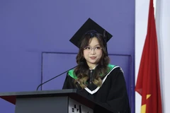 Võ Thanh Hoàng Anh phát biểu trong lễ tốt nghiệp. (Ảnh: ĐH RMIT)