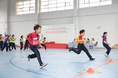 Học sinh tham gia hoạt động giáo dục thể chất. (Ảnh: Vietnam+)
