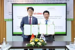 Vụ Học sinh, sịnh viên, Bộ Giáo dục và Đào tạo và Tổ chức GNI Việt Nam trao thỏa thuận hợp tác. (Ảnh: Bộ GD-ĐT) 