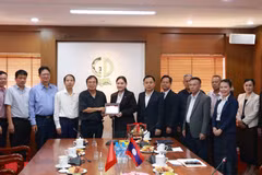 Nhà xuất bản Giáo dục Việt Nam chụp ảnh lưu niệm cùng đoàn công tác Lào. (Ảnh: Vietnam+)