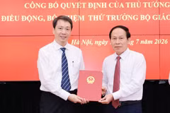 Phó Thủ tướng Lê Tiến Châu trao quyết định bổ nhiệm Thứ trưởng Bộ Giáo dục và Đào tạo cho ông Phạm Quang Hưng. (Ảnh: Bộ GD-ĐT)